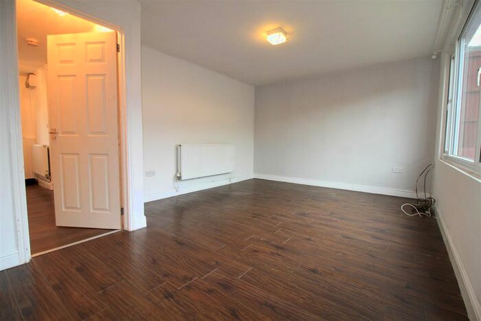 3 Bedroom Town House To Rent In Woolsington Close, Strelley, Nottingham, NG8