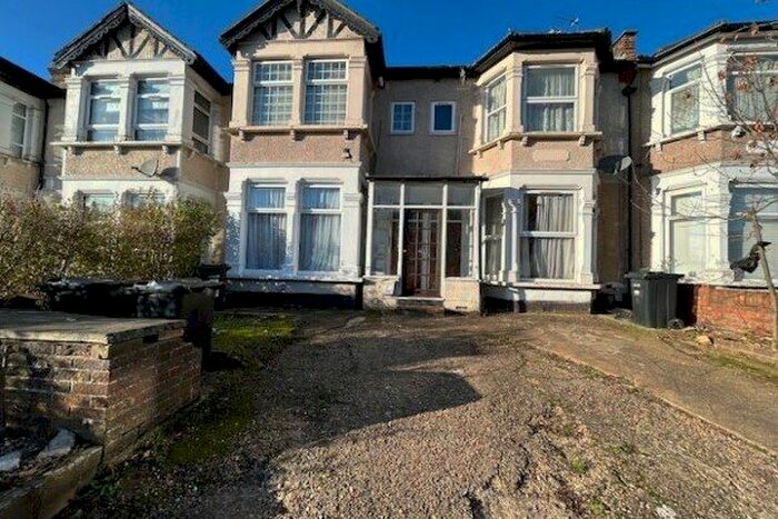 2 Bedroom Flat To Rent In Kensington Gardens, Ilford, IG1