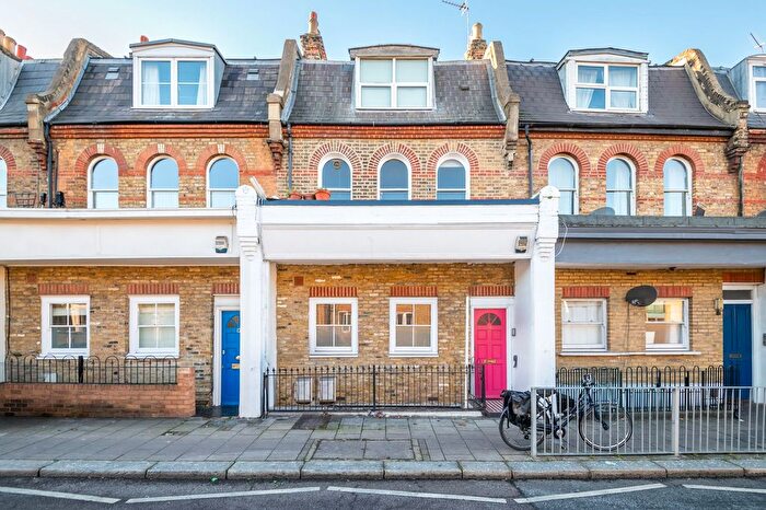 3 Bedroom Flat For Sale In Milkwood Road, London, SE24