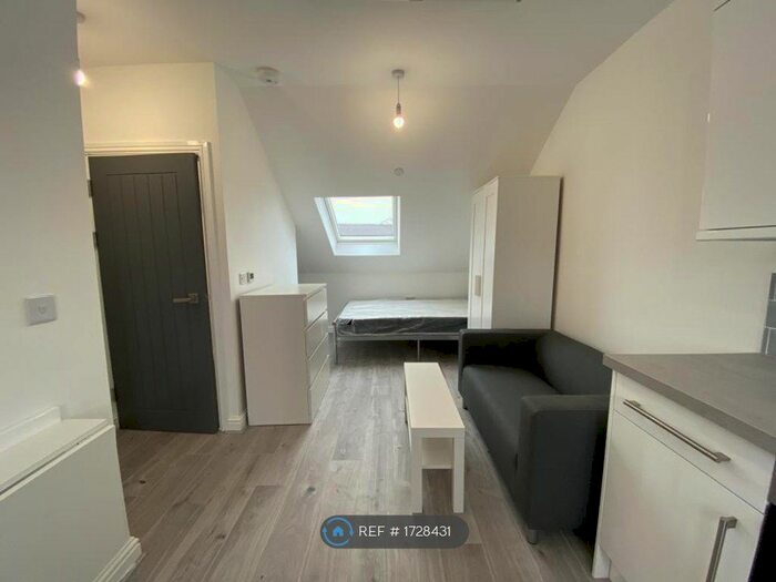 Studio To Rent In Woodville Road, Cardiff, CF24