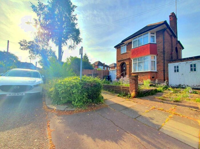 4 Bedroom Detached House To Rent In Crowland Gardens, Southgate, N14
