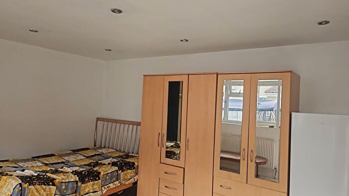 Studio To Rent In York Avenue, Hayes, UB3