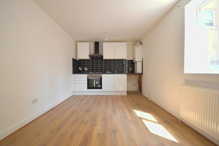 2 Bedroom Flat To Rent In Longley Road, London, SW17