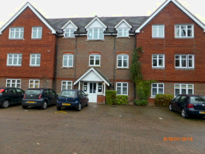 2 Bedroom Ground Flat To Rent In Chestnut Court, RH6
