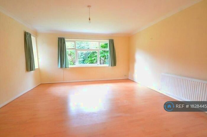 2 Bedroom Flat To Rent In Riverside Court, Manchester, M20