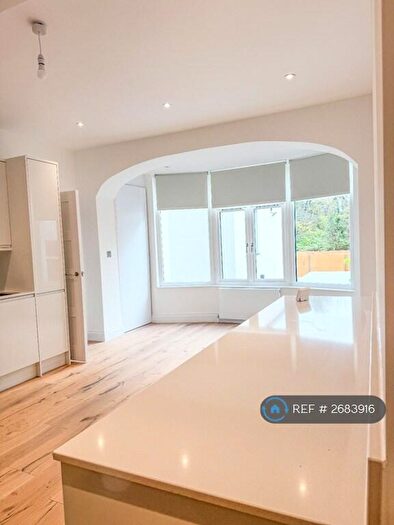 3 Bedroom Flat To Rent In Chatsworth Road, London, NW2