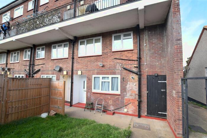 2 Bedroom Flat To Rent In Southend Road, Corringham, Stanford-Le-Hope, SS17