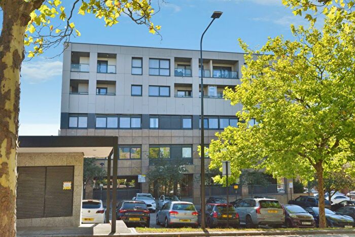 3 Bedroom Flat For Sale In Silbury Boulevard, Milton Keynes, MK9