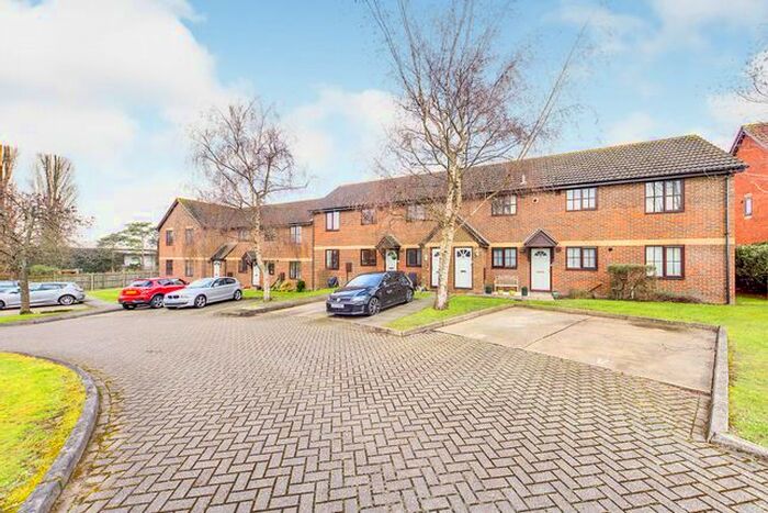 2 Bedroom Flat To Rent In Oak Tree Way, Horsham, RH13