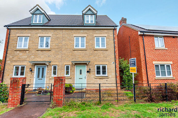 3 Bedroom Semi Detached House For Sale In Casterbridge Road, Haydon End, Swindon, SN25