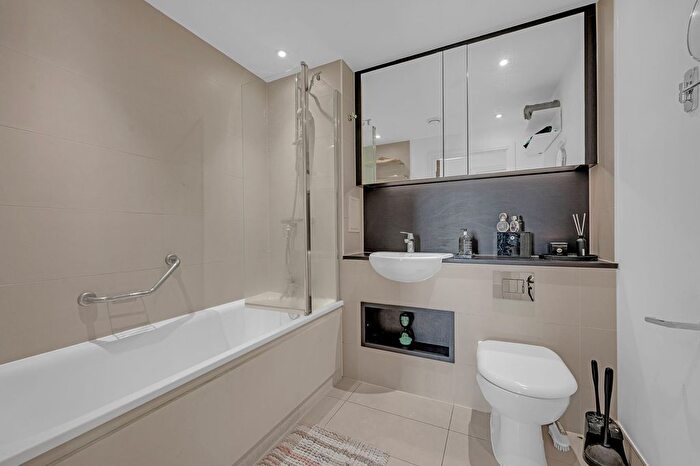 3 Bedroom Flat To Rent In Telegraph Avenue, Loop Court, SE10