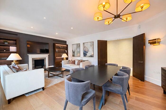 3 Bedroom Flat To Rent In Duke Street, London, W1K