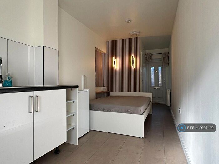 Studio To Rent In Perryman Way, Slough, SL2