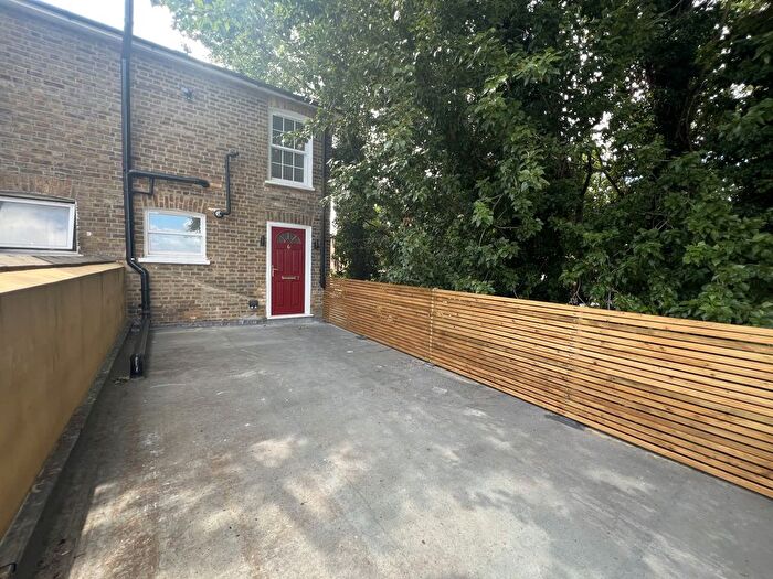 1 Bedroom Flat To Rent In Church Street, Staines, TW18