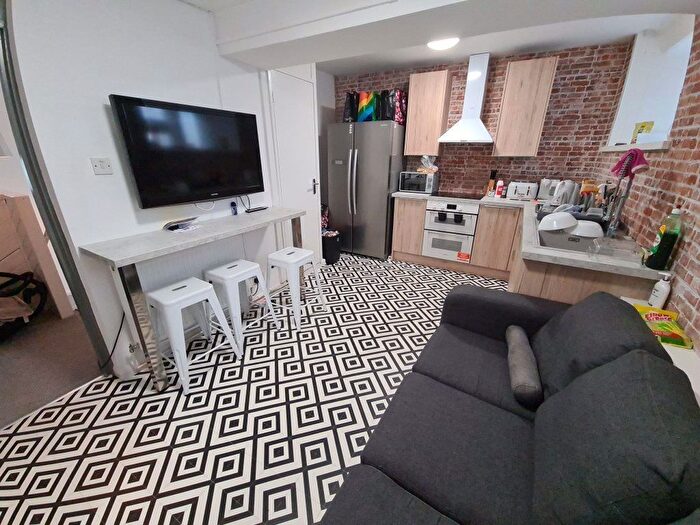 3 Bedroom Flat To Rent In The Establishment Blenheim Grove, Leeds, LS2