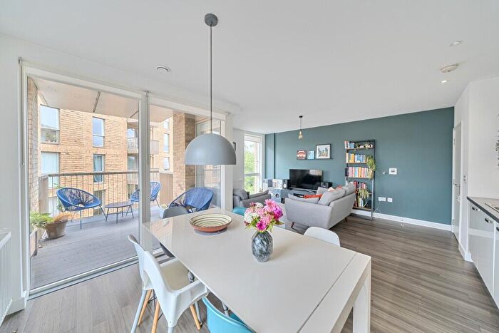 2 Bedroom Flat For Sale In Adenmore Road, London, SE6