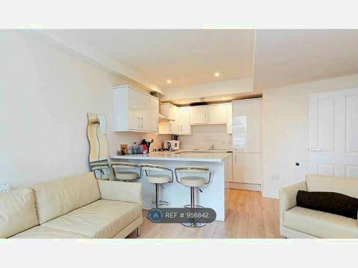 3 Bedroom Flat To Rent In New Kings Road, London, SW6