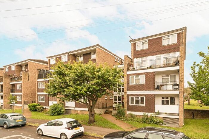2 Bedroom Flat To Rent In King Charles Road, Surbiton, KT5