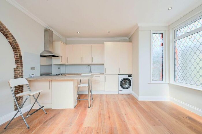 2 Bedroom Flat To Rent In Stonard Road, Palmers Green, London, N13