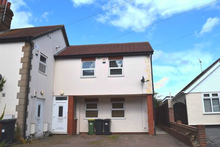 2 Bedroom Flat To Rent In Castle Road, Rayleigh, Essex, SS6