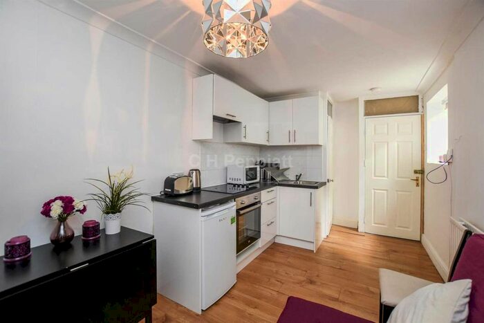 1 Bedroom Flat To Rent In Oakley Square, Mornington Crescent, NW1