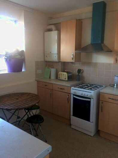 3 Bedroom Maisonette To Rent In Gales Gardens, London, E2
