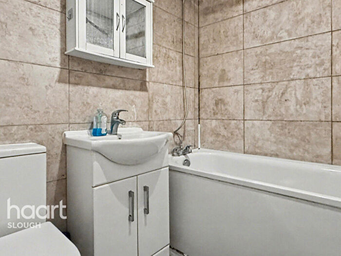 2 Bedroom Apartment For Sale In Hurworth Avenue, Slough, SL3