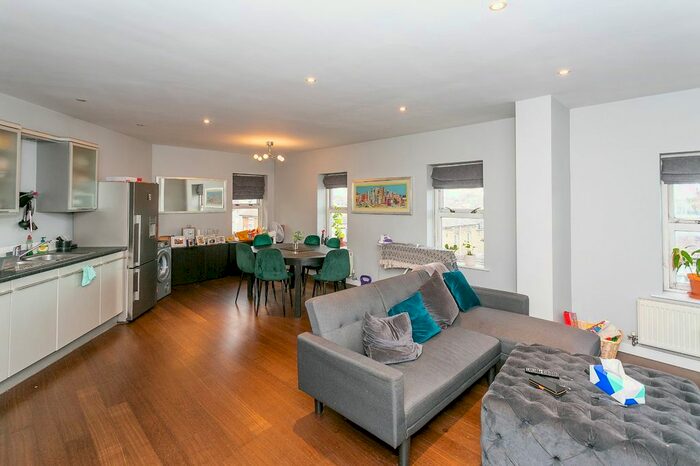 2 Bedroom Flat To Rent In Woodford Road, Watford, Hertfordshire, WD17