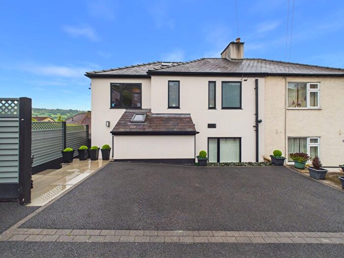 4 Bedroom Semi Detached House For Sale In Darley House Estate, Hackney, DE4
