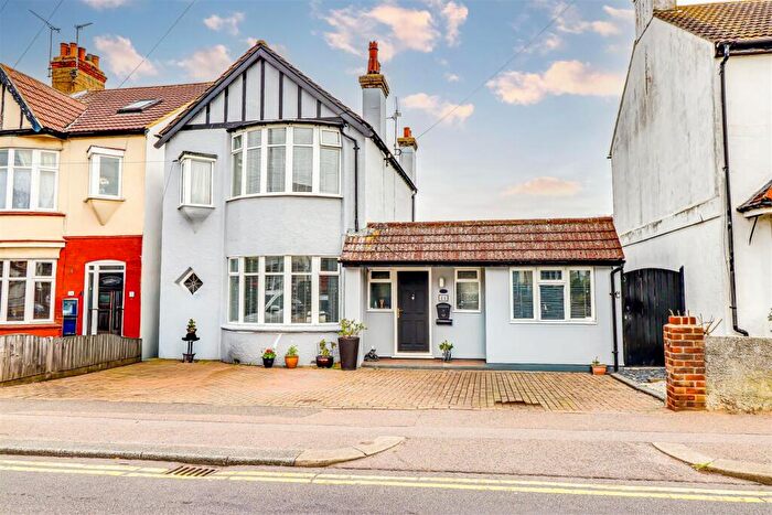 3 Bedroom Detached House For Sale In Elmsleigh Drive, Leigh-On-Sea, SS9