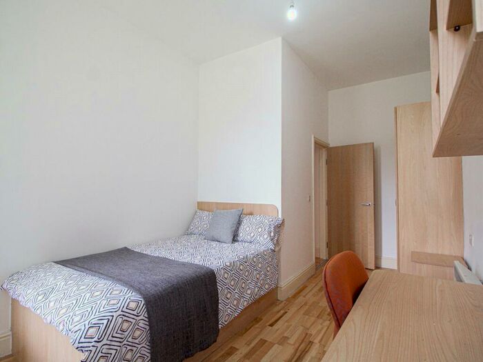 2 Bedroom Apartment To Rent In Hyde Terrace, Leeds, West Yorkshire, LS2