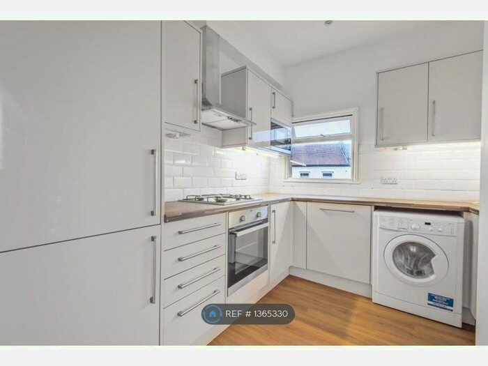 3 Bedroom Flat To Rent In Caxton Road, London, SW19