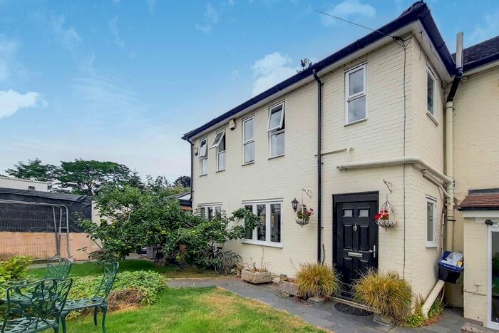 2 Bedroom Cottage To Rent In Mortlake Road, Kew, Richmond, TW9