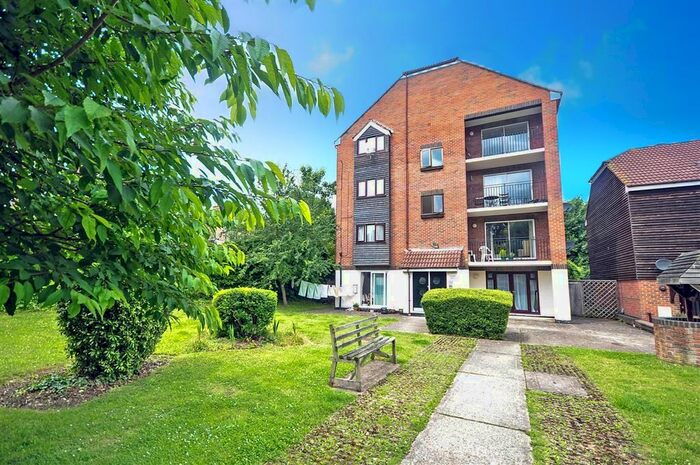 2 Bedroom Flat To Rent In Springvale, Maidstone, ME16