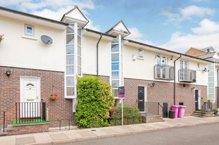 2 Bedroom Property To Rent In Chichester Way, London, E14