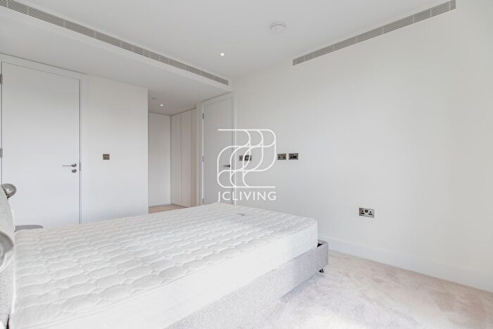 2 Bedroom Flat To Rent In Cascade Apartments, London, W12