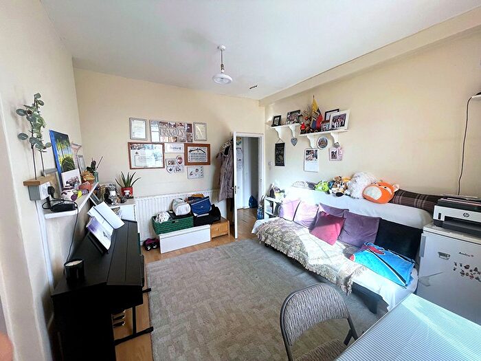 2 Bedroom Flat To Rent In Streatham High Road, London, SW16