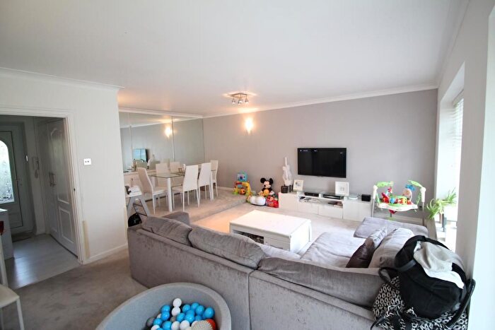 2 Bedroom Flat To Rent In Dunraven Drive, Enfield, EN2