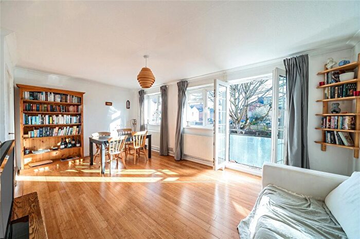 3 Bedroom Flat For Sale In Roseberry Gardens, London, N4