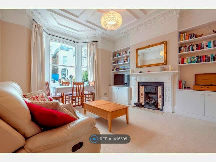 2 Bedroom Flat To Rent In Woodside, London, SW19