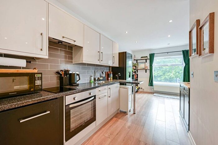 2 Bedroom Flat For Sale In Hamilton Road, Wimbledon, London, SW19