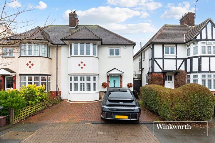 3 Bedroom Semi Detached House For Sale In St. Pauls Way, Finchley, London, N3