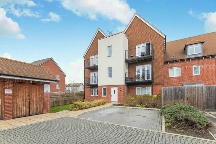 2 Bedroom Flat To Rent In Outfield Crescent, Wokingham, RG40