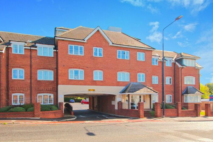 2 Bedroom Flat To Rent In Park Street, Aylesbury, Buckinghamshire, HP20