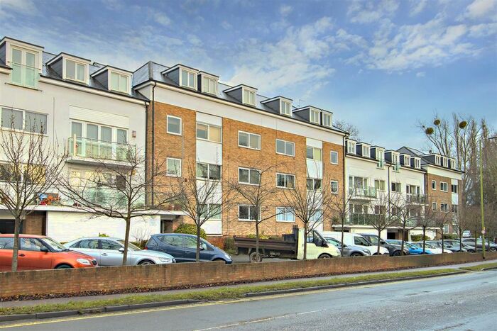 2 Bedroom Flat To Rent In Watling Street, Radlett, Hertfordshire, WD7