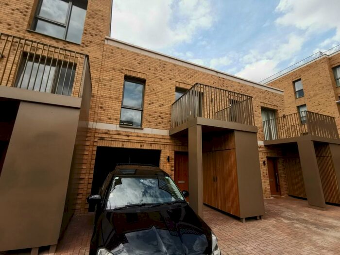 3 Bedroom House To Rent In Vinca Mews, London, NW7