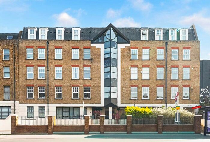 2 Bedroom Flat For Sale In Hackney Road, London, E2