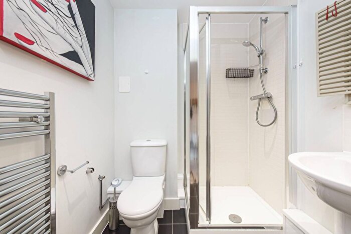 2 Bedroom Flat To Rent In Needleman Close, Barnet, London, NW9