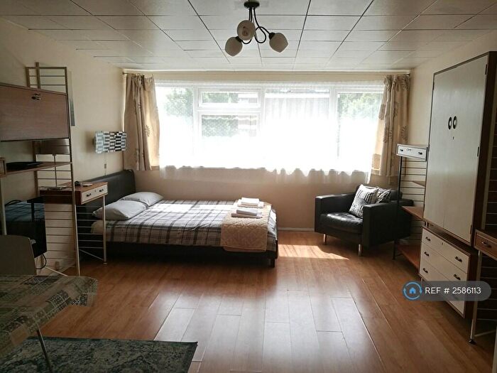 Studio To Rent In Lyndum Court, London, N22