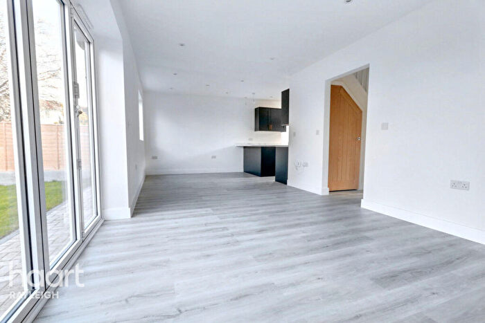 3 Bedroom Detached House For Sale In Cheapside East, Rayleigh, SS6